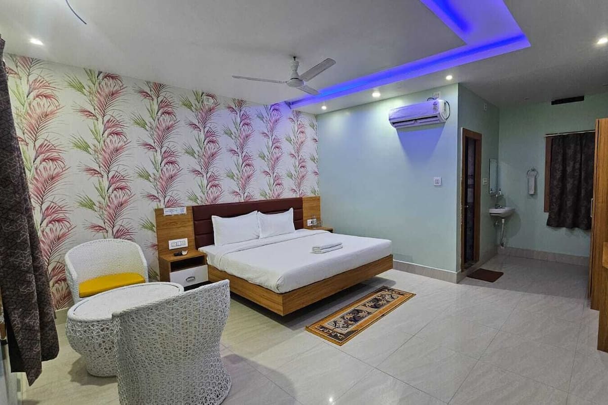 DELUXE ROOM