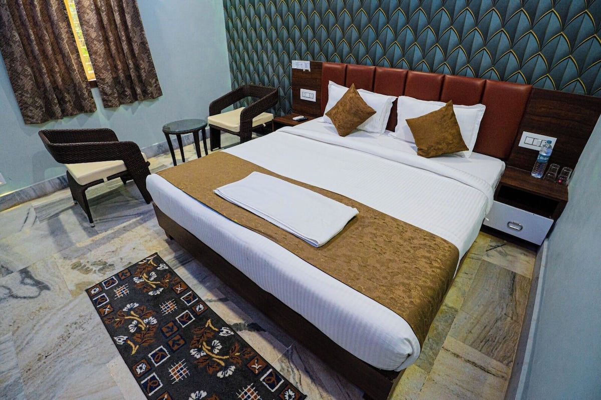 Laptop workspace, blackout curtains, free WiFi