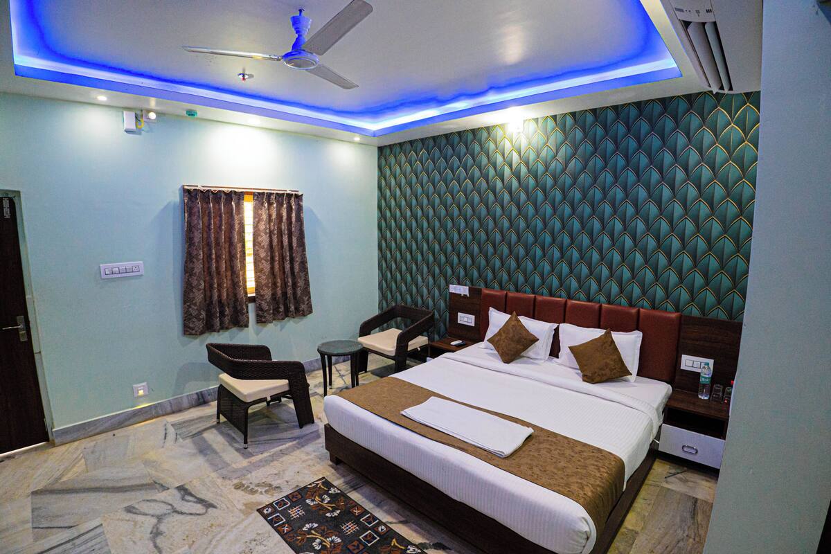 Standard Room | Laptop workspace, blackout drapes, WiFi (free)