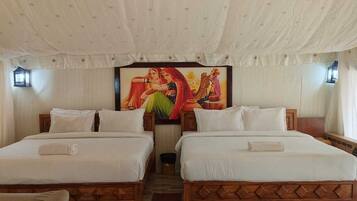 Tienda de campaña Premium, patio, vista al lago | 1 habitación, espacio para trabajar con laptop y cortinas blackout