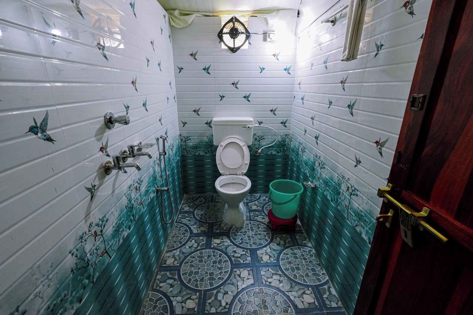 SMALL TENT COTTAGE WITH GARDEN VIEW | Bathroom | Towels