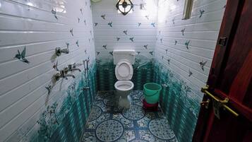 SMALL TENT COTTAGE WITH GARDEN VIEW | Bathroom | Towels