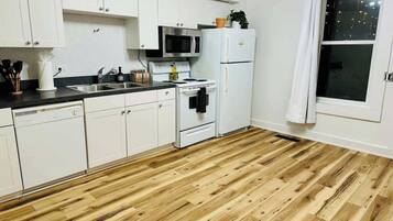 Geladeira, micro-ondas, fogão, cooktop