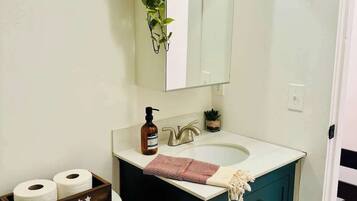 Suihku, ympäristöystävälliset hygieniatuotteet, hiustenkuivaaja