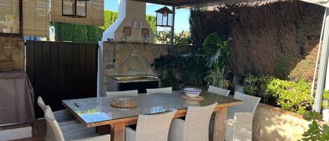 屋外ダイニングエリア