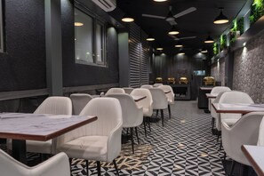 Restaurant - Shyanu Lords Eco Inn Airoli-Near Mindspace (Navi Mumbai)