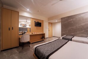 Premium bedding, desk, free WiFi, bed sheets - Shyanu Lords Eco Inn Airoli-Near Mindspace (Navi Mumbai)