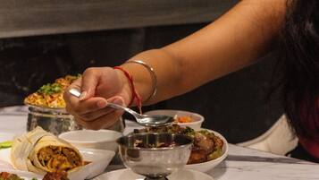 Sarapan bufet setiap hari (INR 250 seorang)