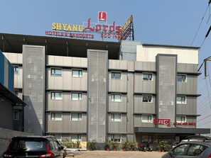 Front of property - Shyanu Lords Eco Inn Airoli-Near Mindspace (Navi Mumbai)