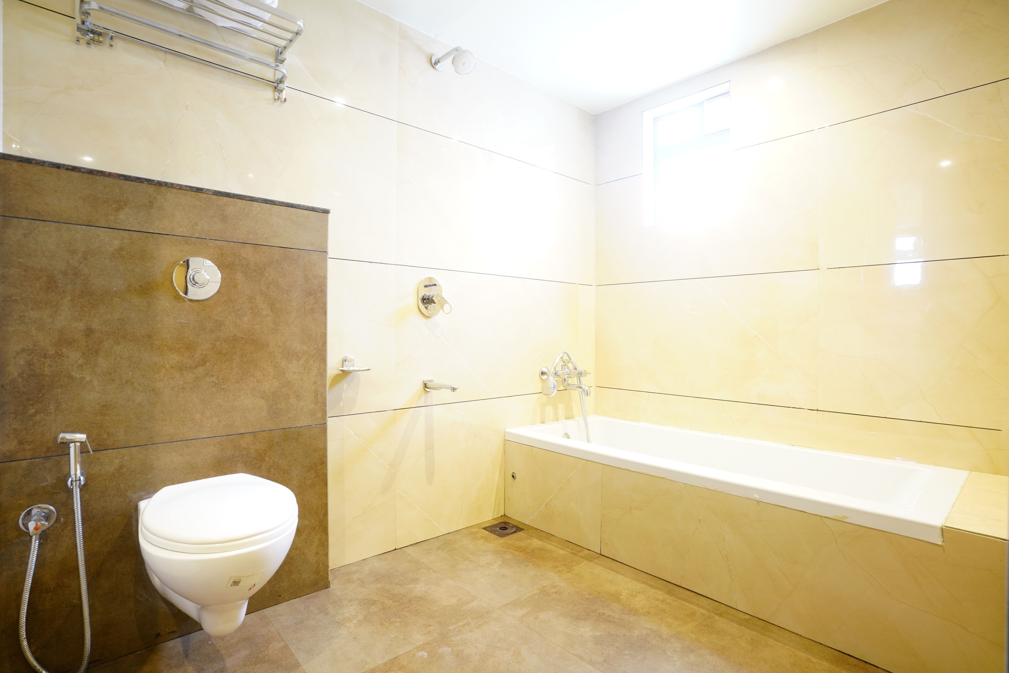 Un baño moderno con inodoro, ducha y bañera.