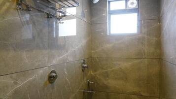 Regadera, regadera con hidromasaje, amenidades de baño gratuitas