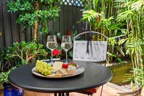 Outdoor dining - Reed Cottage - Large private garden cottage a perfect base for your Sydney stay (Cremorne)