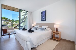 3 quartos, ferros/tábuas de passar roupa, berço de viagem