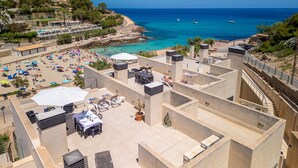 A rooftop terrace with outdoor seating, a pool, and a view of the coastline. - A. Mirador Blue K Cala Sant Vicenç (Cala Sant Vicenç)