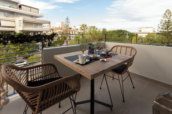 Outdoor dining - Short walking distance from the center of the city and the shopping area. (Iraklio)