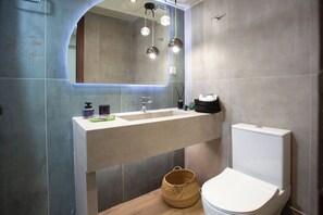 Shower, hair dryer, towels, soap - Short walking distance from the center of the city and the shopping area. (Iraklio)