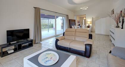 Large bright house for 6 people - Enclosed courtyard for 3 vehicles - Terrace