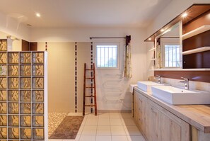 Dusche, Handtücher, Toilettenpapier