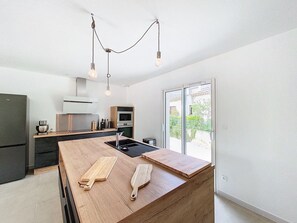 Kylskåp, mikrovågsugn, ugn och spishäll