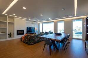 TV, fireplace - Casa Mango by ACasaDasCasas (Ericeira)