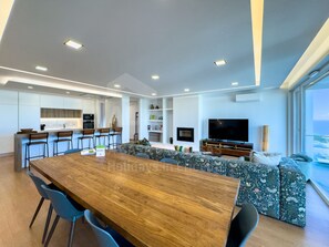 Un espacio moderno con comedor, cocina y zona de estar.