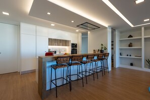 Kühlschrank, Mikrowelle, Ofen, Geschirrspüler