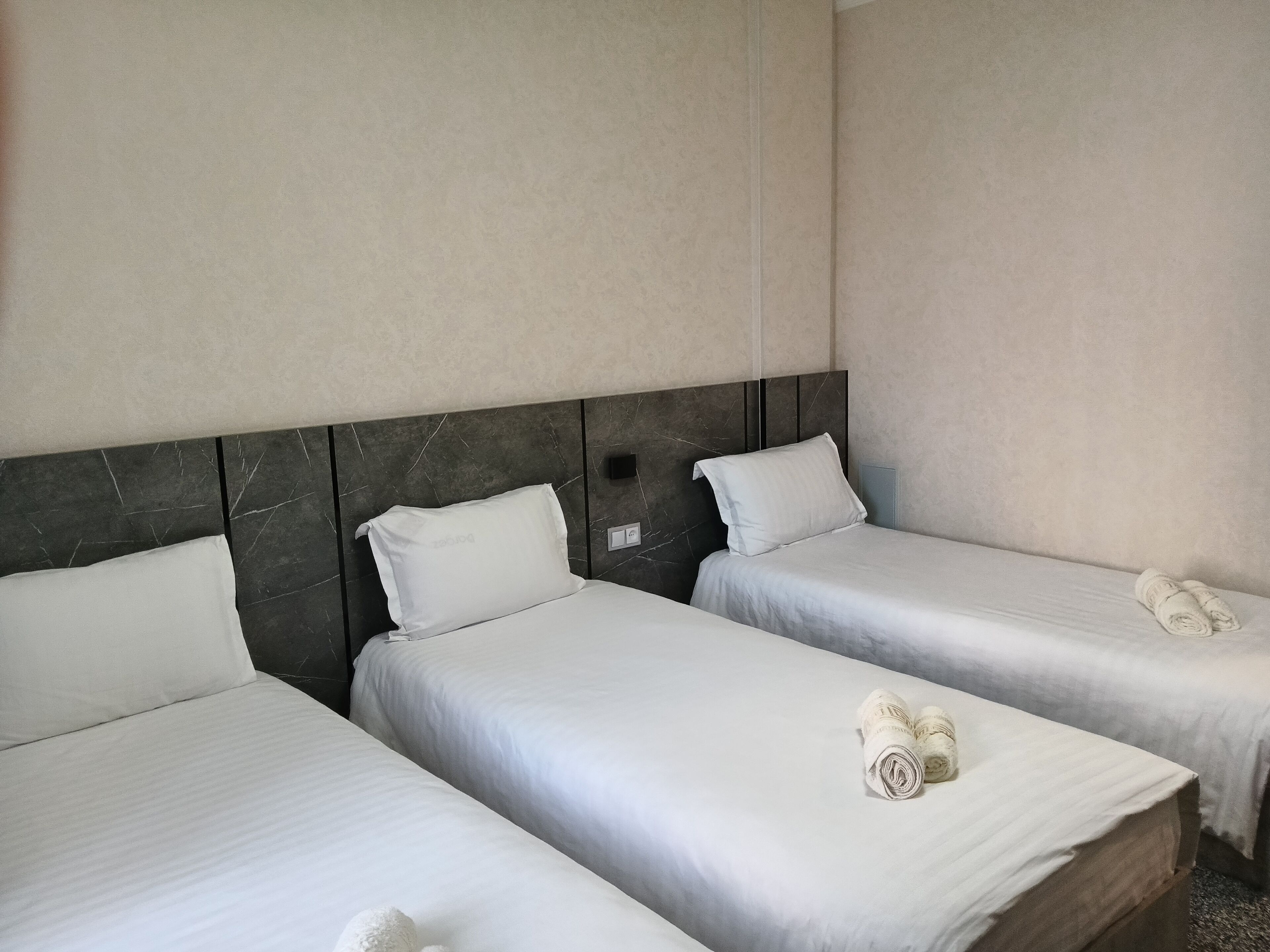 Standardzimmer, 3 Einzelbetten | Schreibtisch, laptopgeeigneter Arbeitsplatz, Verdunkelungsvorhänge