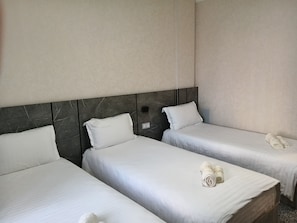 Rom – standard, 3 enkeltsenger | Skrivebord, skrivebord for bærbar PC og blendingsgardiner