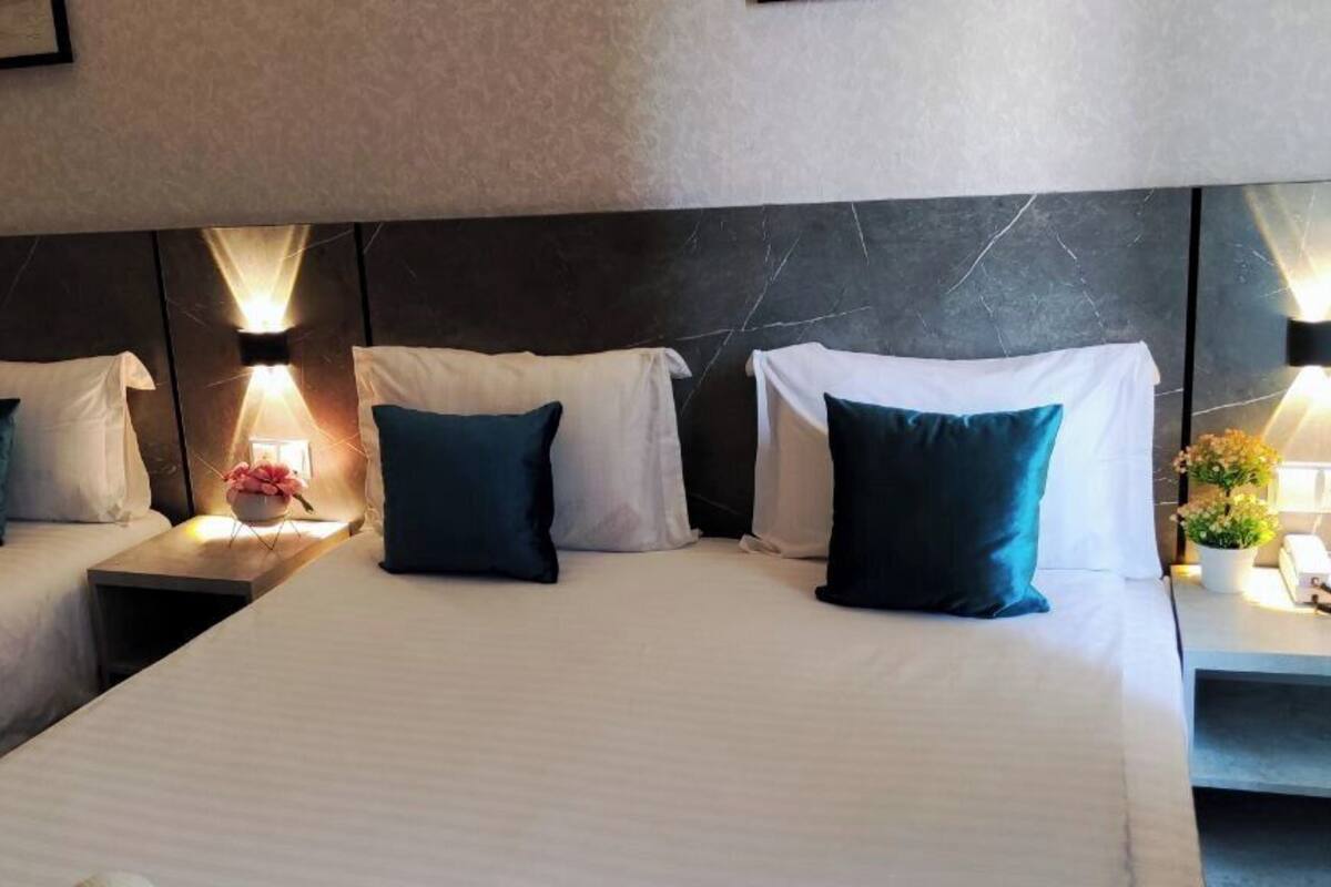 Doppia Classic | Una scrivania, postazione laptop, tende oscuranti, ferro/asse da stiro