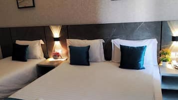 Habitación triple familiar | Escritorio, espacio para trabajar con un portátil, cortinas opacas