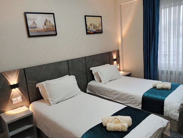 Skrivebord, skrivebord for bærbar PC og blendingsgardiner