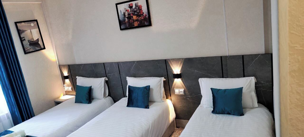 Standard trippelrum | Skrivbord, arbetsyta för laptop och mörkläggningsgardiner