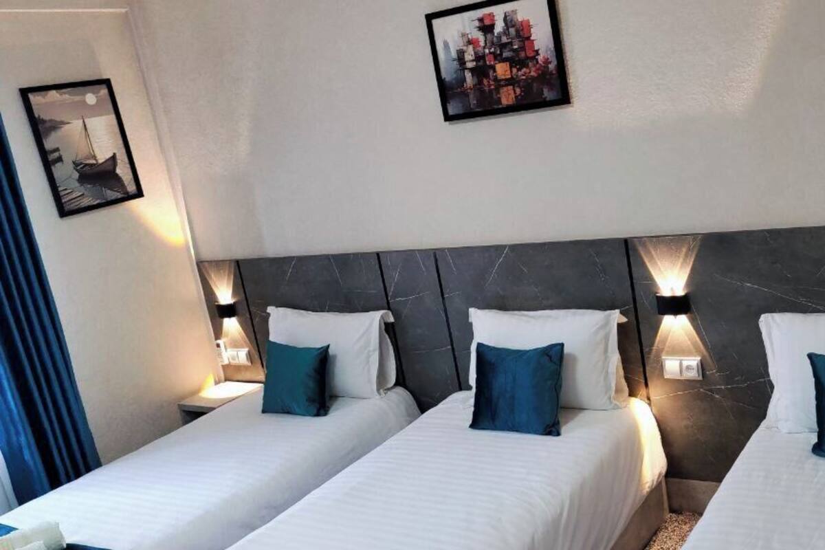 Standard trippelrum | Skrivbord, arbetsyta för laptop och mörkläggningsgardiner