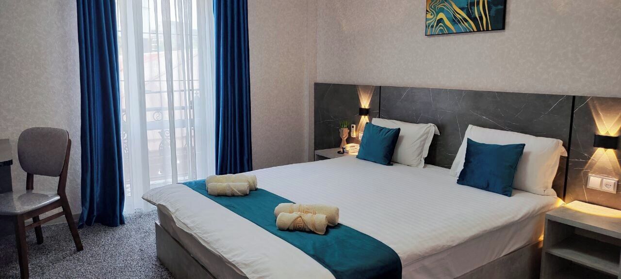 华丽双人房, 1 张特大床, 庭院景观 | 办公桌、笔记本电脑工作区、遮光窗帘、熨斗/熨板