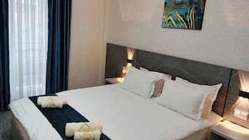 Escritorio, espacio para trabajar con laptop y cortinas blackout