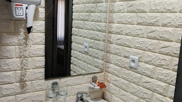 Ducha, secador de pelo, batas, pantuflas