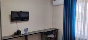 Deluxe Double Room, 1 King Bed, Courtyard View | Private kitchen | Fridge, microwave, oven, stovetop