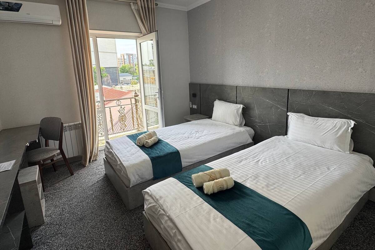 标准双床房 | 办公桌、笔记本电脑工作区、遮光窗帘、熨斗/熨板