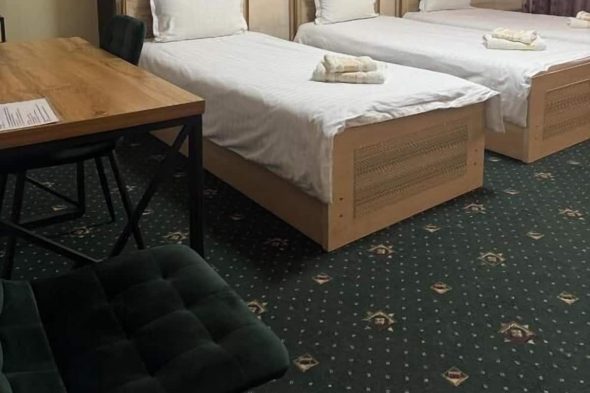 基础四人房 | 办公桌、笔记本电脑工作区、遮光窗帘、熨斗/熨板