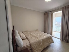 5 bedrooms, iron/ironing board, WiFi, bed sheets