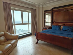 5 bedrooms, iron/ironing board, WiFi, bed sheets