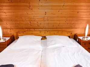 2 bedrooms, travel crib, free WiFi