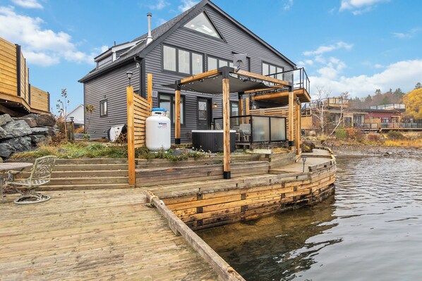 Exterior - Hot tub & spectacular ocean view! Cozy hideaway (Lunenburg)
