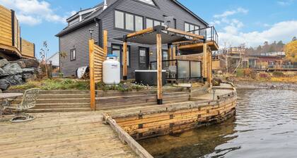 Hot tub & spectacular ocean view! Cozy hideaway