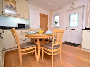 Dining - Cosy bungalow in Pembrokeshire (Pembrokeshire)