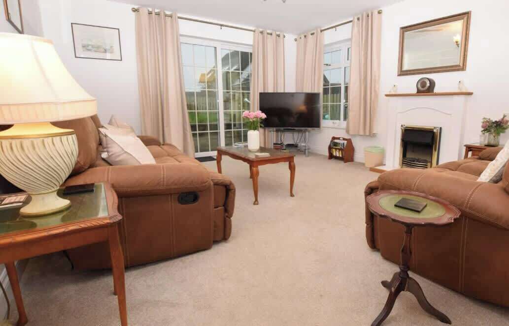 TV, fireplace, offices
