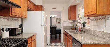 Een koelkast, een microgolfoven, een oven, een kookplaat