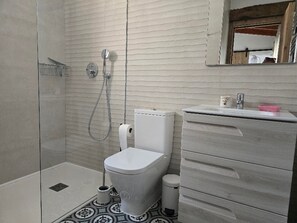 Dusche, Haartrockner, Handtücher, Toilettenpapier