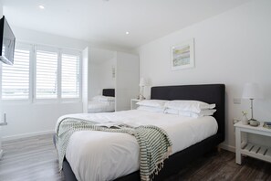2 bedrooms, iron/ironing board, travel cot, WiFi