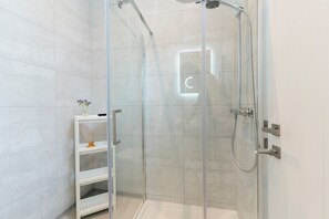 Douche, sèche-cheveux